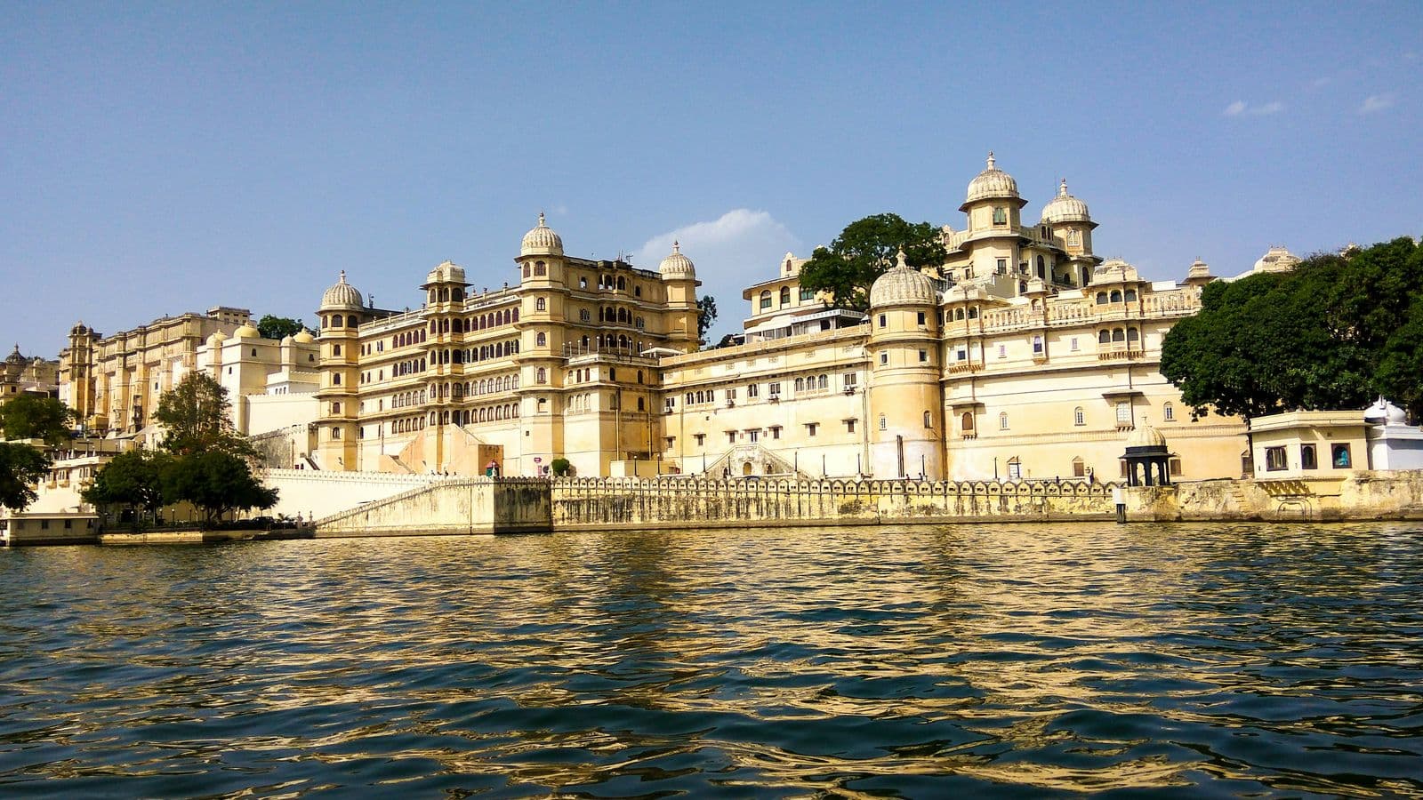 Lake Pichola and Udaipur palaces