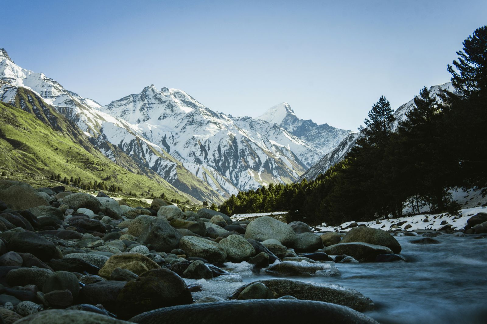 Himalayan resort in Himachal Pradesh with mountain views